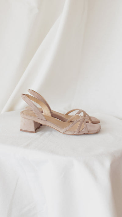 Sandalia de tacón 4 cm en ante natural para verano.