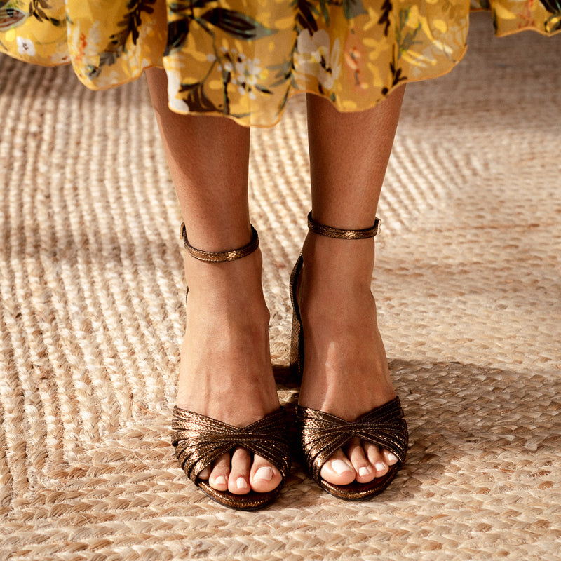 sandalias en piel bronce con tacón de 6 cm