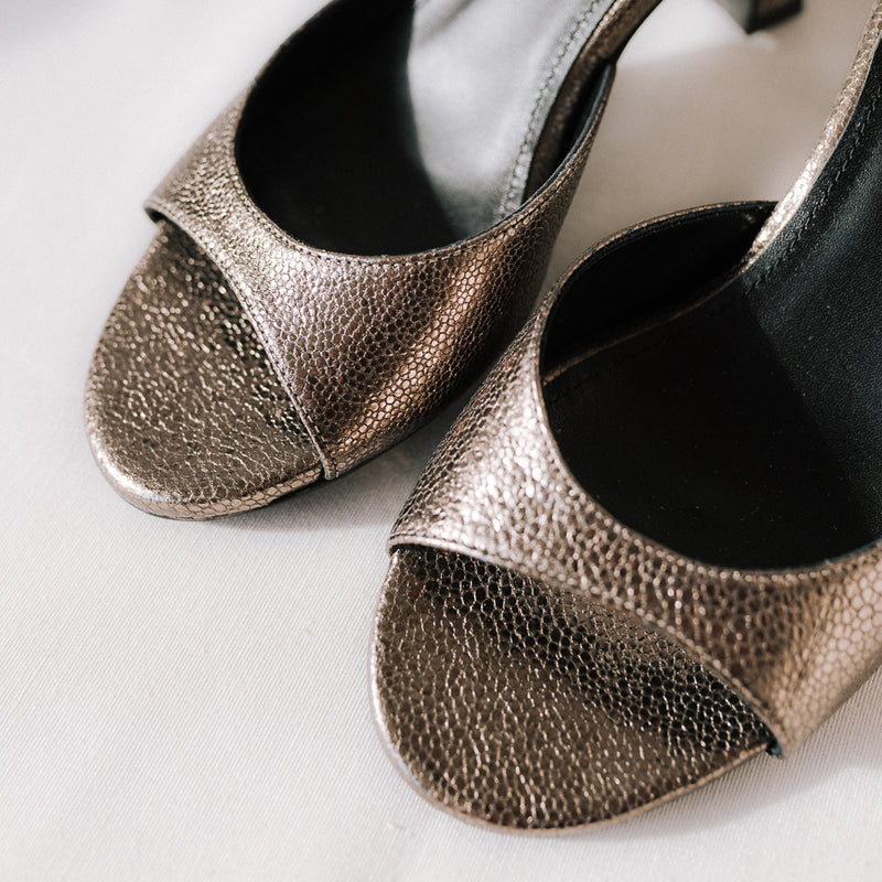 sandalias con punteras abiertas color plomo ideales para novia