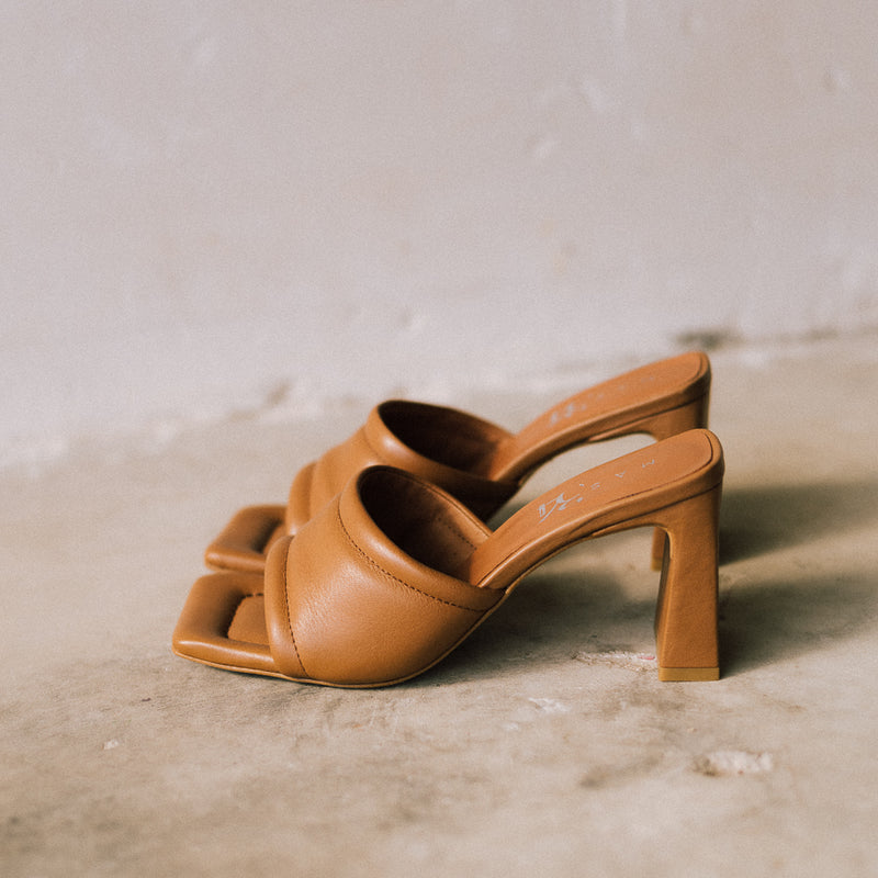 Sandalia de tacón con punta cuadrada muy elegante y clásica en piel marrón