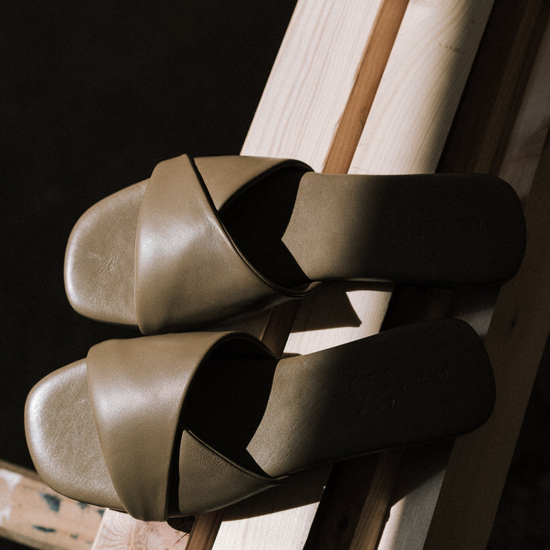 Sandalias planas de mujer coleccion primavera verano estilo palas piel muy suave y acolchada en color taupe