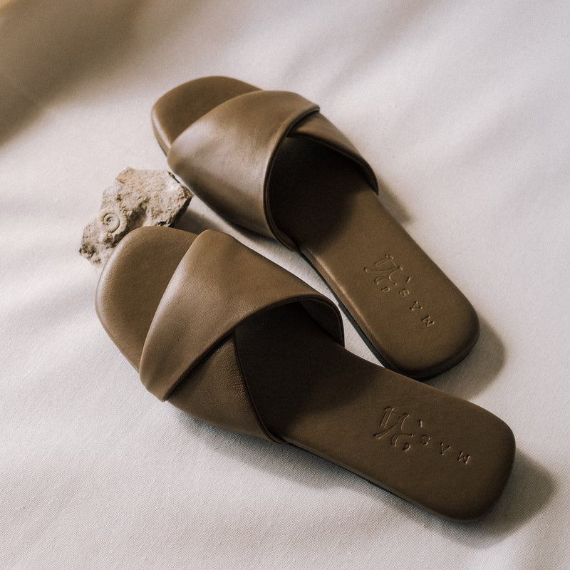 Sandalia plana estilo pala con piel muy suave y acolchada que se adapta al pie en color taupe