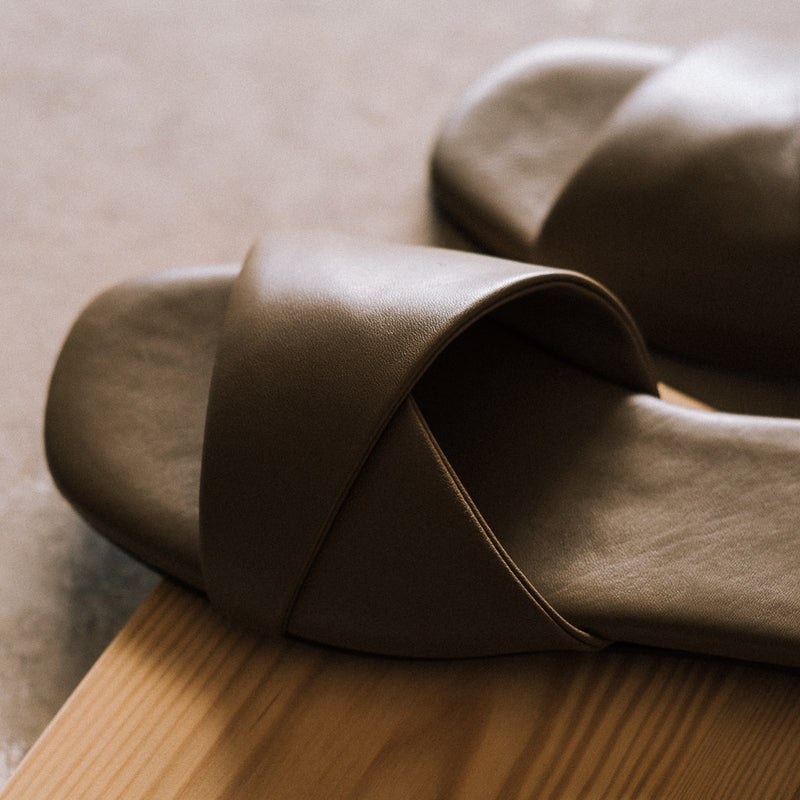 Sandalias planas fondo de armario ideal clásicas, elegantes y combinan con todo en piel taupe