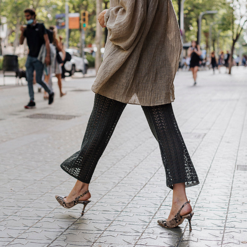 Stilettos tacón midi cómodos, elegantes y combinan con todo en piel efecto pitón arena