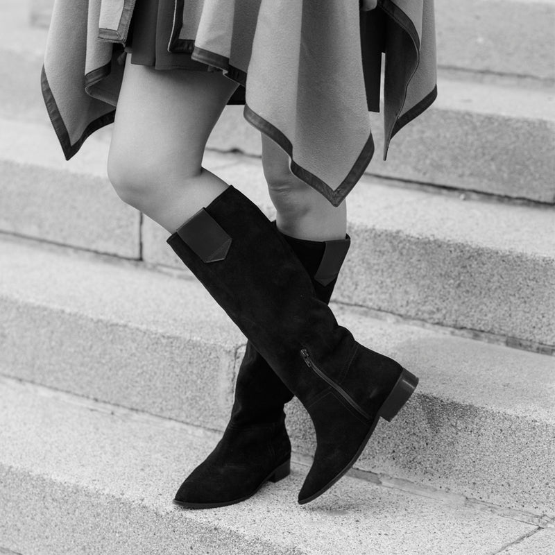 Bota para mujer plana y caña alta perfecta combina con todos los looks ideal para otoño invierno en ante negro.