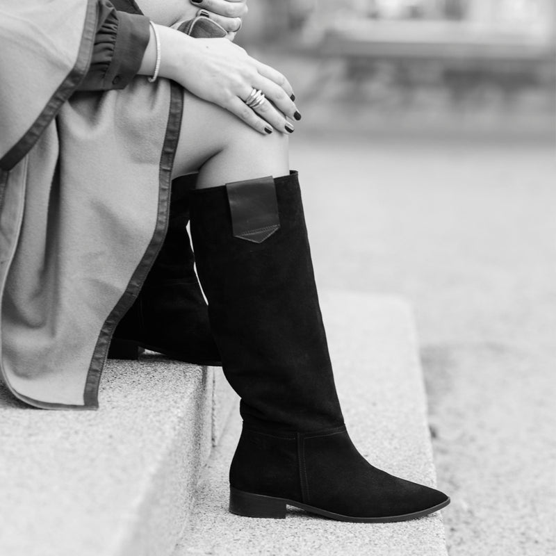 Bota plana para mujer, con caña alta atemporal y clásica, fabricada en ante negro