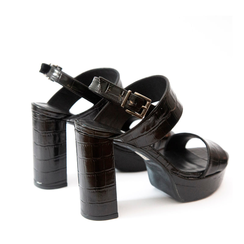Sandalia de tacón y plataforma en piel coco negro muy cómoda y elegante.