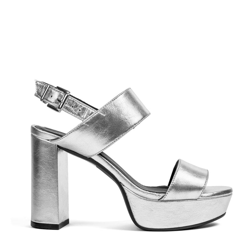 Sandalia tacón grueso y plataforma muy cómodo y elegante en piel plata.