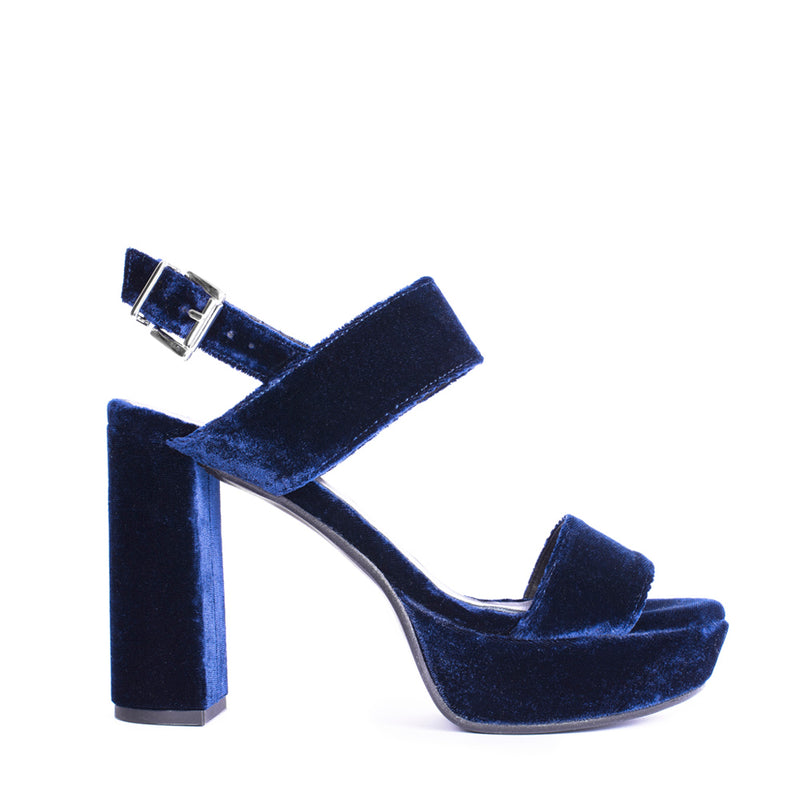 Sandalia de tacón grueso y plataforma en terciopelo azul muy cómoda y elegante.