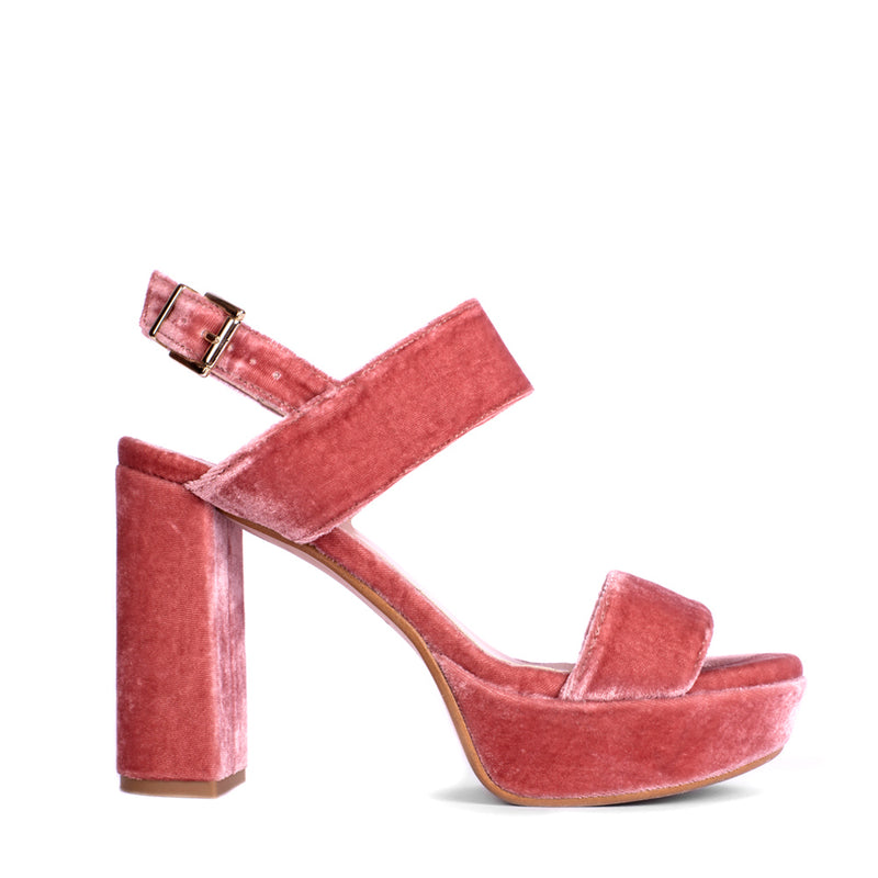 Sandalia de tacón grueso y plataforma muy cómoda y elegante en terciopelo rosa. 