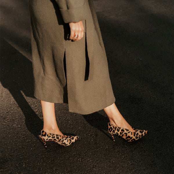 Street style outfit con stilettos print leopardo.
