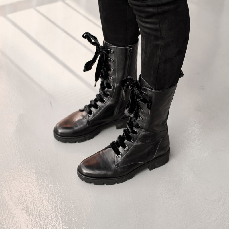 Biker boot mujer en piel negra comoda, elegante y combina con todo.
