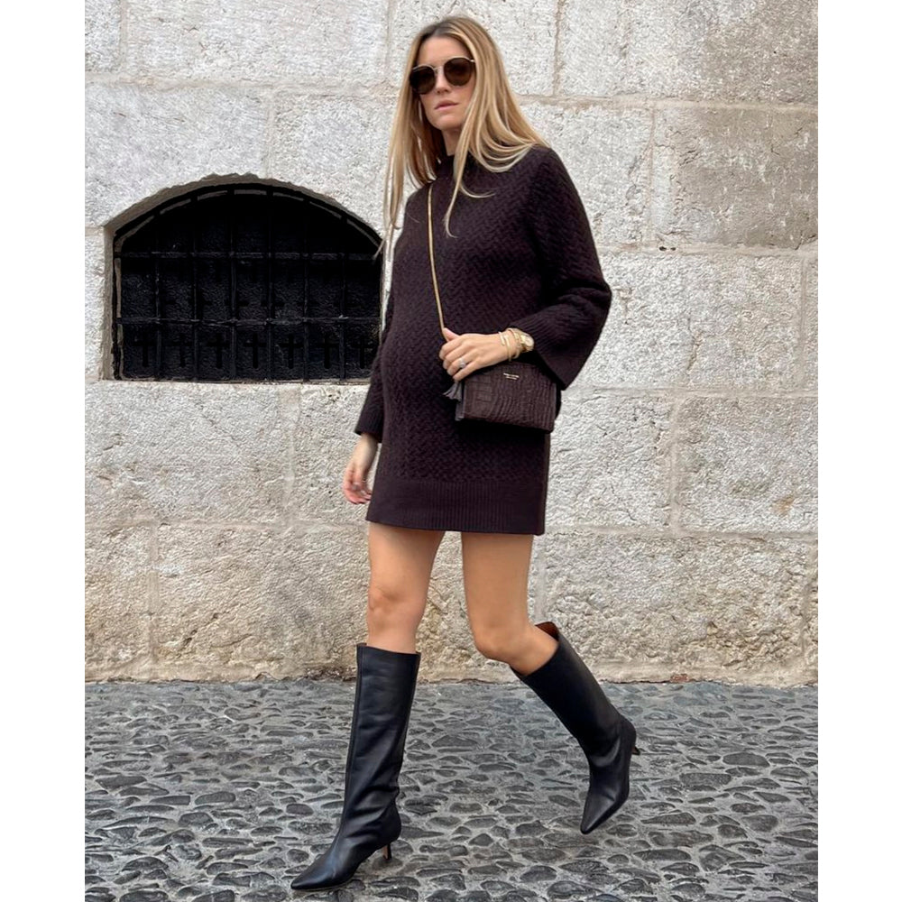 Ana Verasite look con bota de tacón Pepa en piel negra.