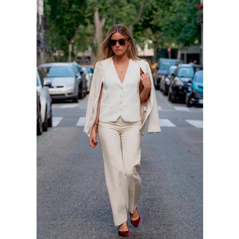 Carola Ariza outfit look street style con stilettos terciopelo burdeos de Mas34.