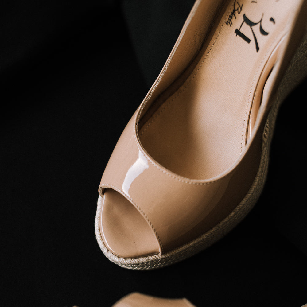 Cuñas novia comodas y elegantes en charol nude beige