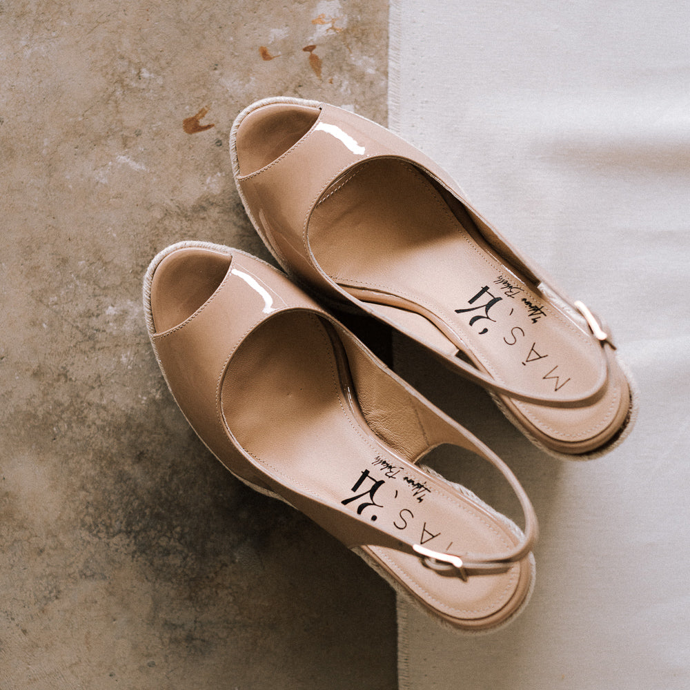 Cuñas con yute embellecido en charol nude beige