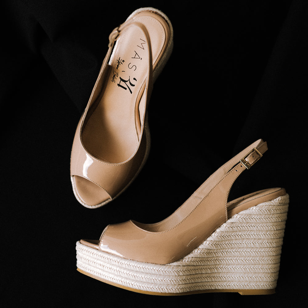 Cuñas elegantes y cómodas para eventos formales en charol nude beige