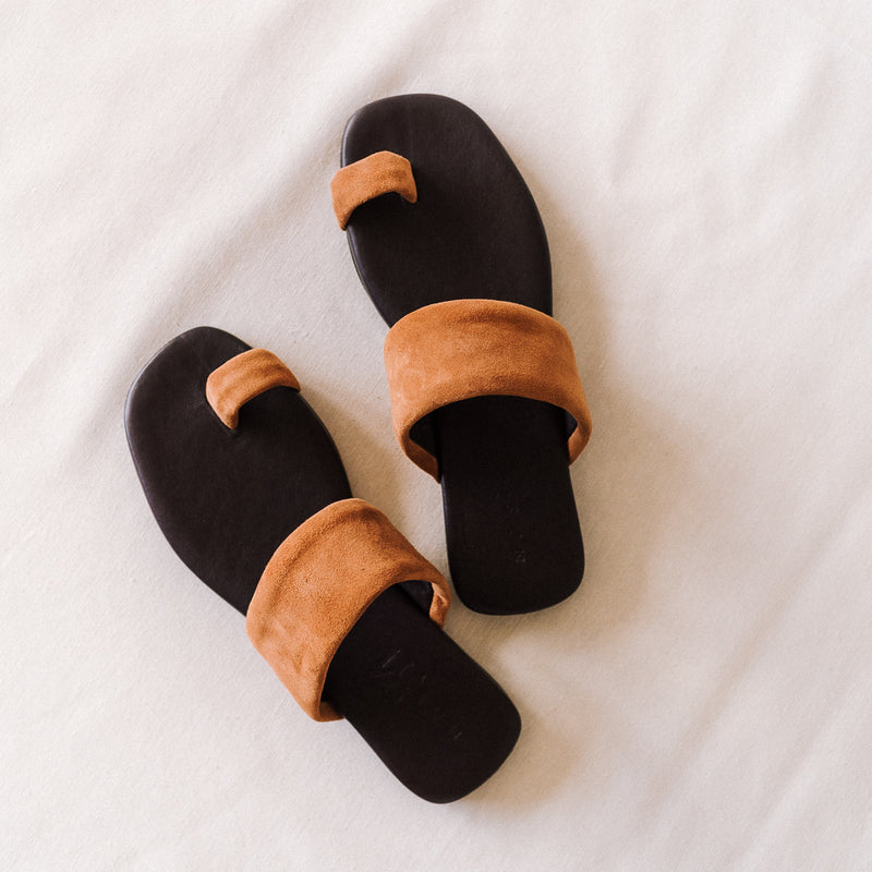 Sandalias planas con aro para dedo en ante color coñac