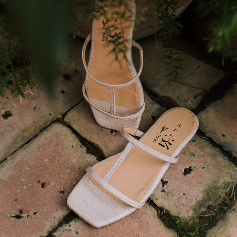 Sandalia plana de punta cuadrada elegante y cómoda en color nude crema