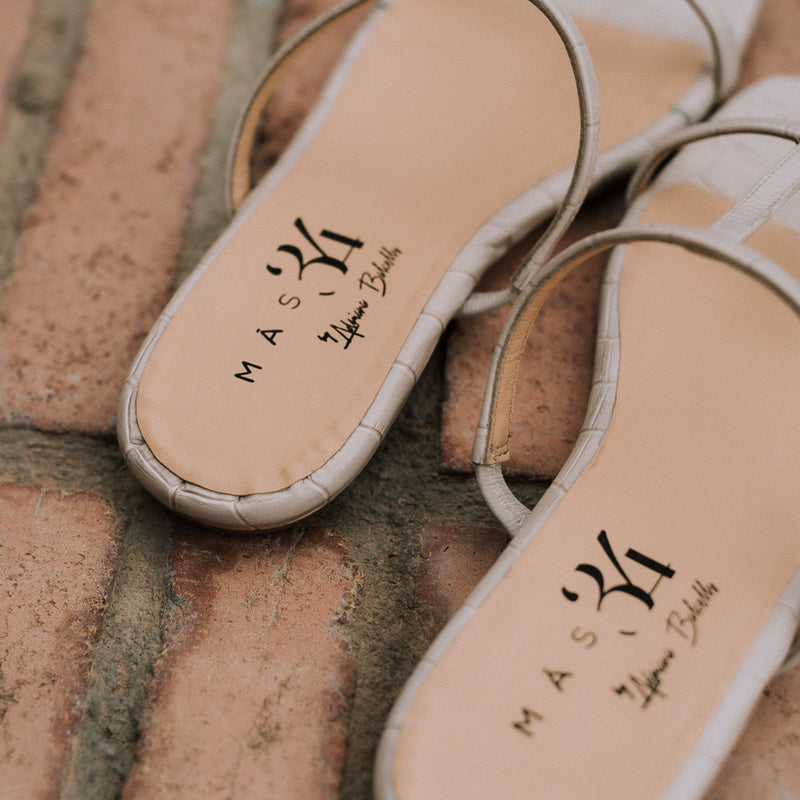 Sandalia plana de verano muy cómoda y elegante perfecta para llevar todo el día en piel grabada nude