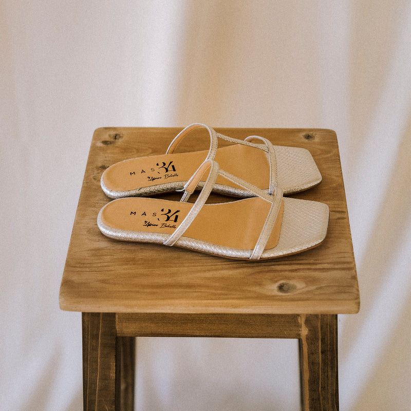 Sandalia plana de verano muy cómoda y elegante perfecta para llevar todo el día en piel grabada plata