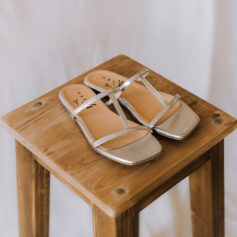 Sandalia plana plateada muy cómoda y elegante