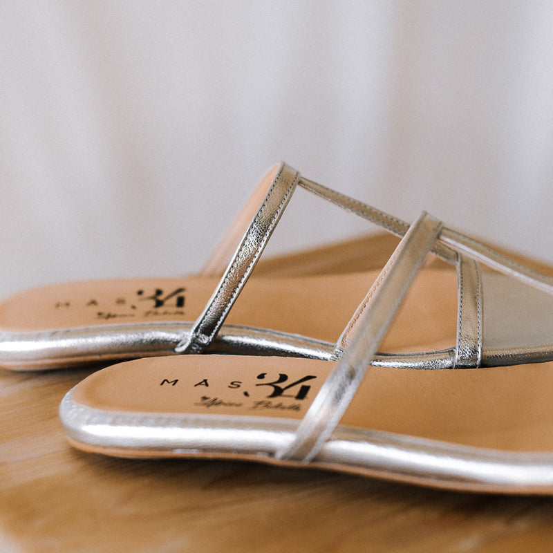 Sandalia plana de verano color plata cómoda y elegante