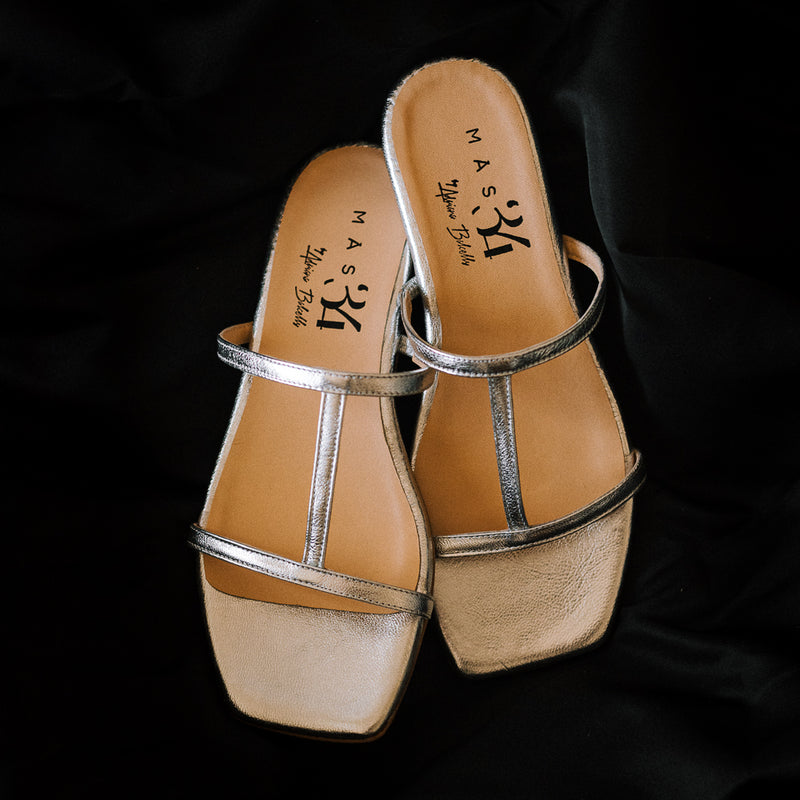 Sandalia plana elegante perfecta para llevar todo el día y toda la noche en piel plata