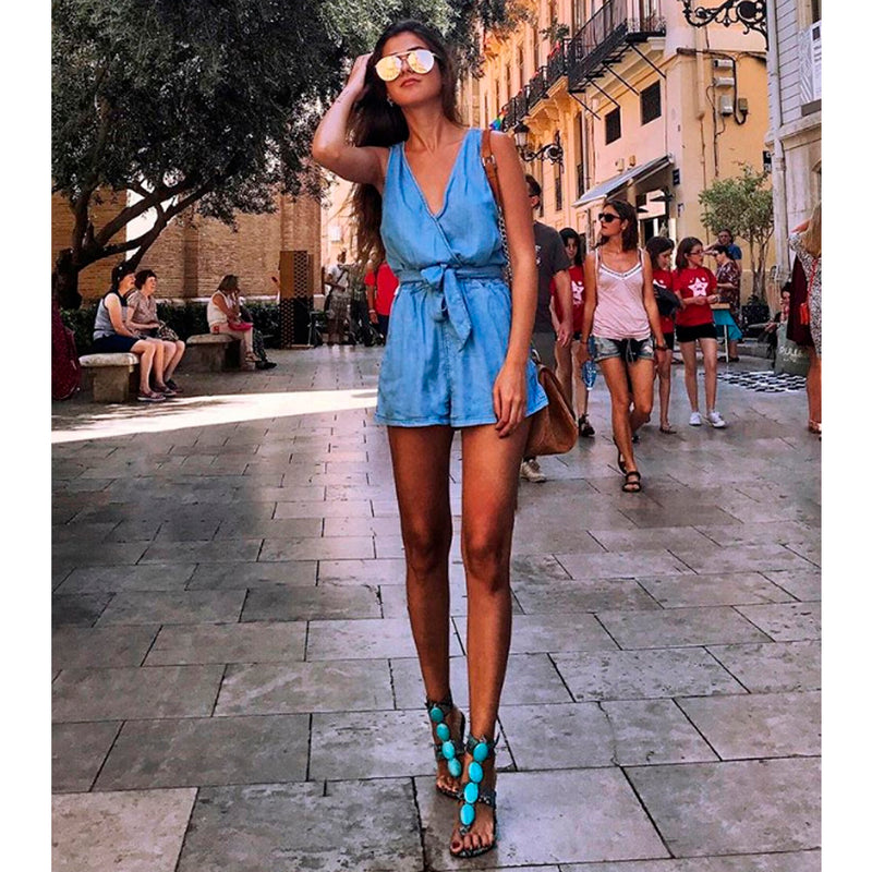 Mery Turiel con sandalias planas de verano de Mas34 modelo Carla en piel azul