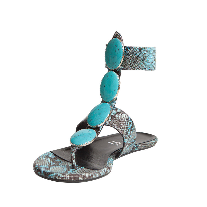 Sandalia plana con suela especial de gel que amortigua la pisada en piel efecto pitón azul y piedras turquesas