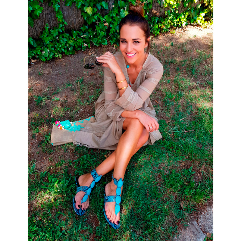Paula Echevarria looks con sandalias planas de Mas34 modelo Carla en piel efecto pitón azul