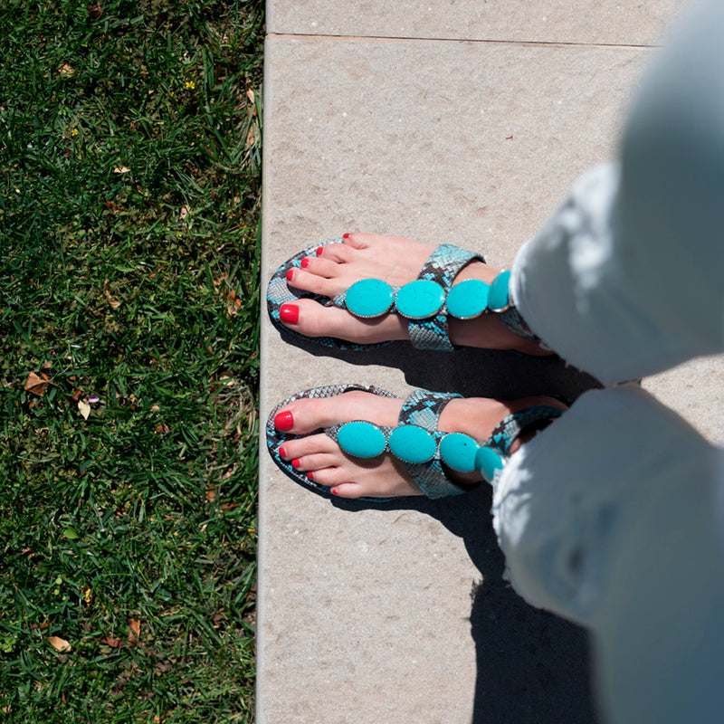 Sandalias planas de verano fondo de armario combinan con todo en piel efecto pitón azul