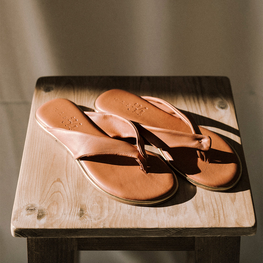 Sandalias estilo havaiana en piel muy suave y acolchada color camel