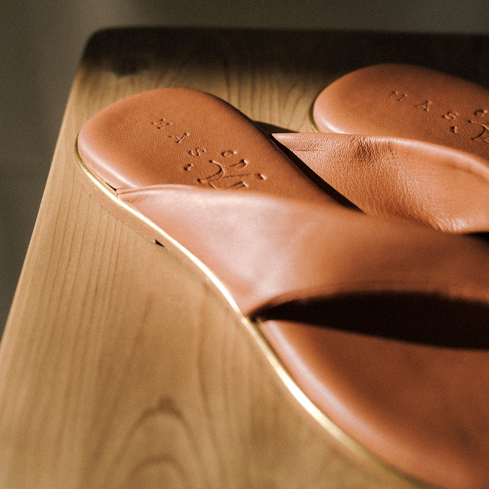 Sandalia plana mujer estilo flip flops en piel muy suave y acolchada color camel