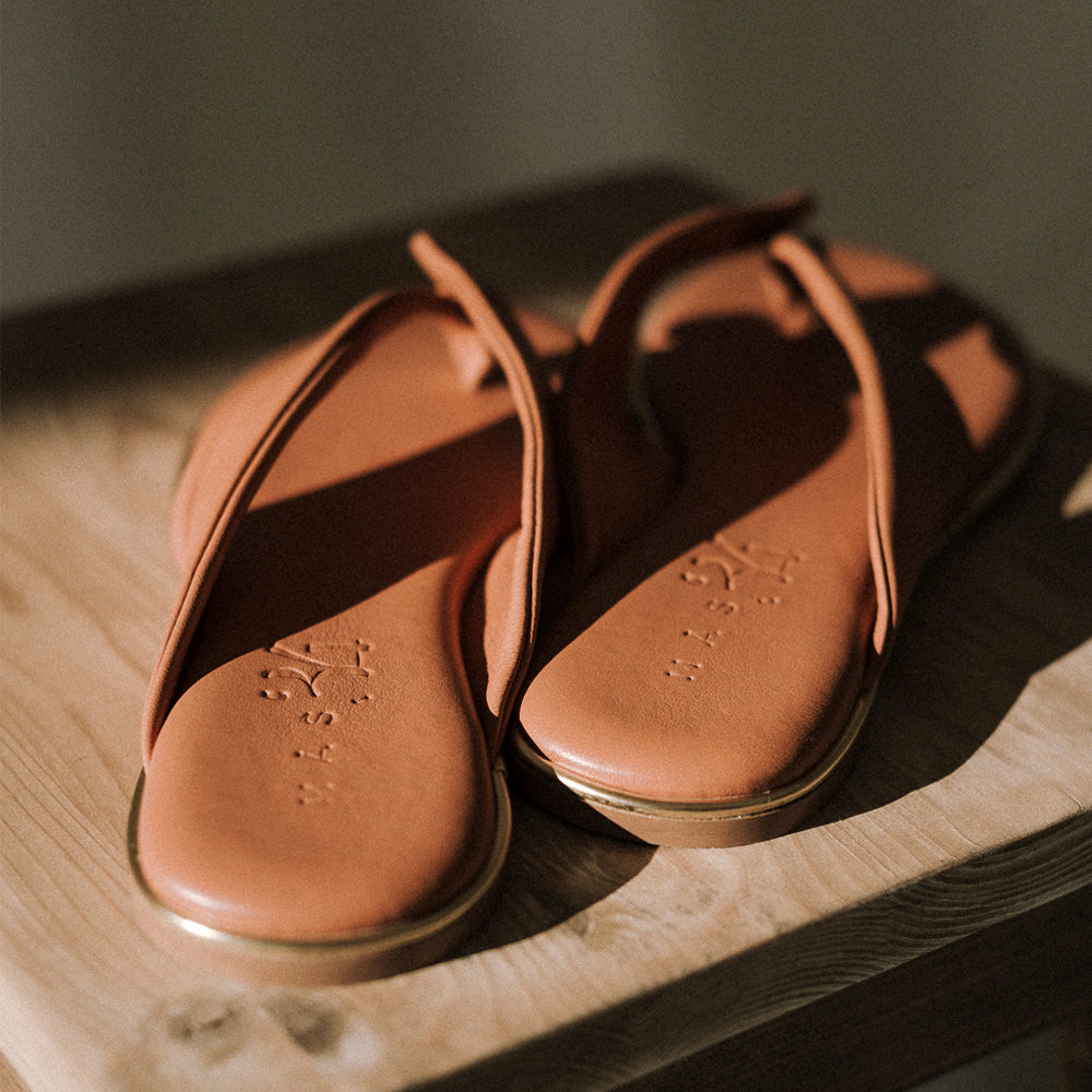 Sandalia plana mujer de verano con suela especial de gel y piel muy suave y acolchada color camel