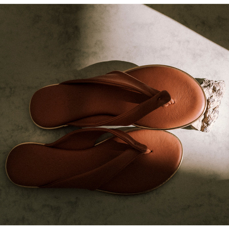 Sandalia plana de mujer muy cómoda perfecta para llevar todo el día en piel color camel