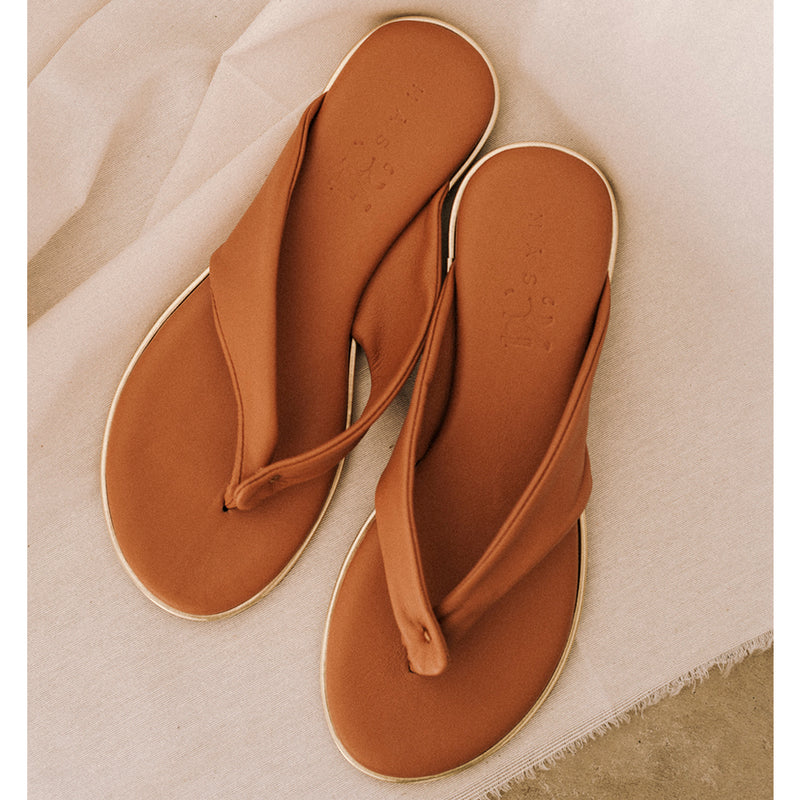 Sandalias planas muy cómodas para mujer con suela especial de gel que amortigua la pisada en piel color camel