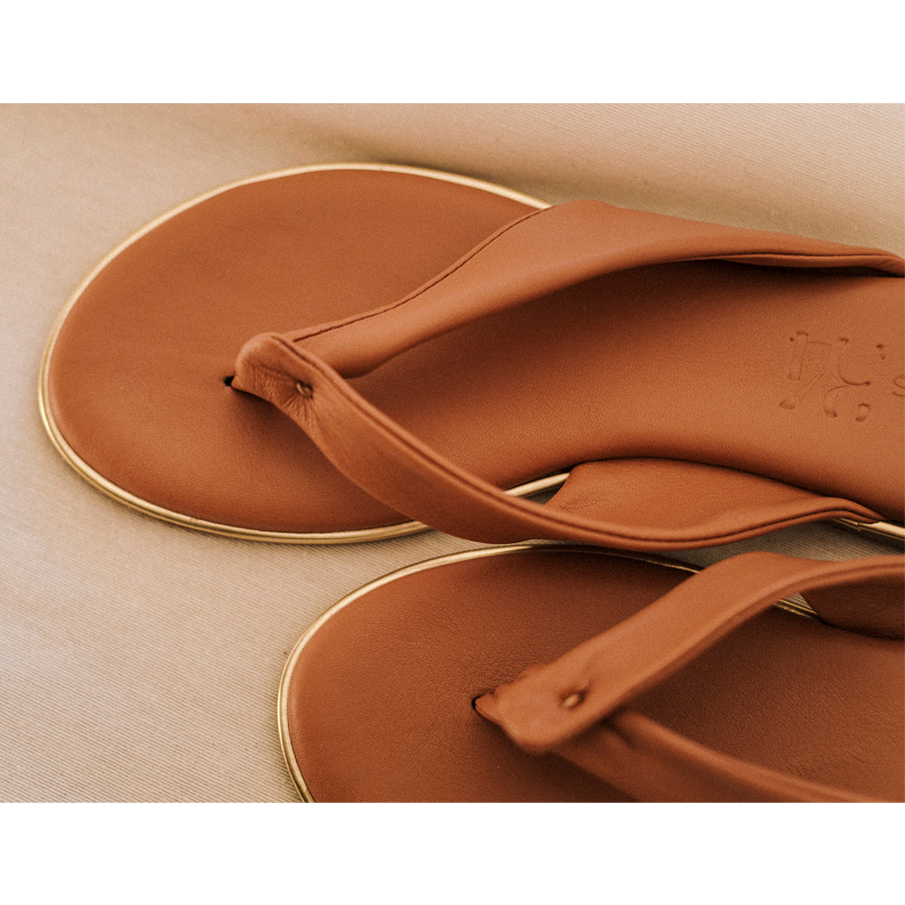 Sandalia plana de verano de punta redonda y con suela acolchada de gel muy cómoda en piel camel