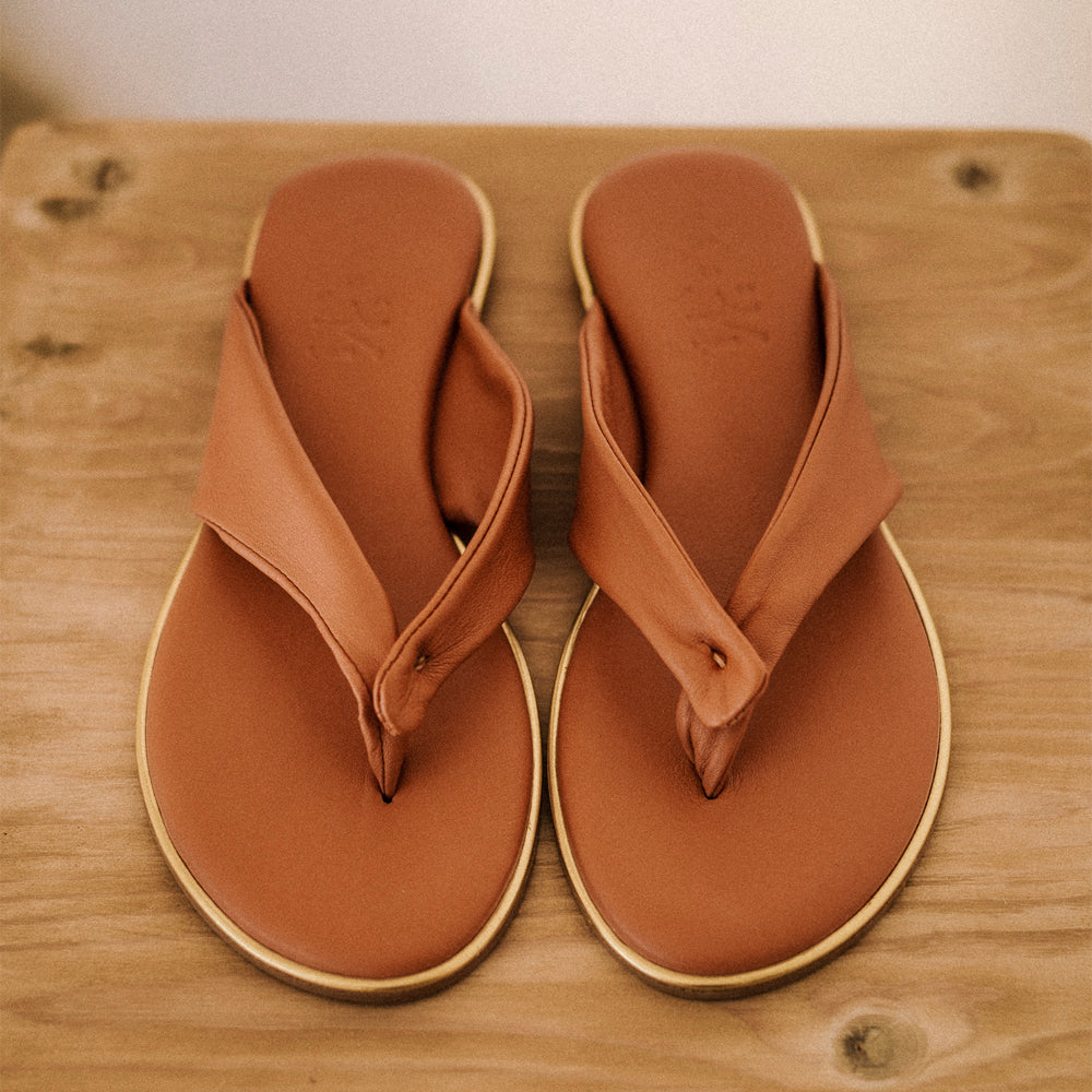Sandalias planas de verano mujer con planta de gel acolchada que amortigua la pisada super cómoda en piel color camel