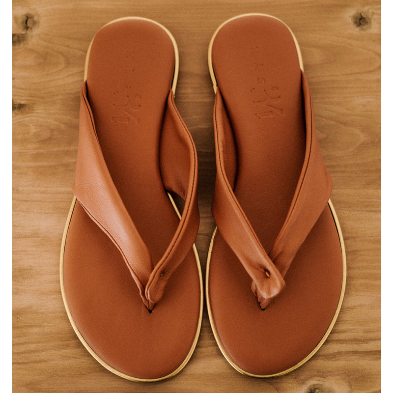 Sandalia plana con suela de gel que se amolda al pie muy cómoda perfecta para llevar todo el día en piel color camel