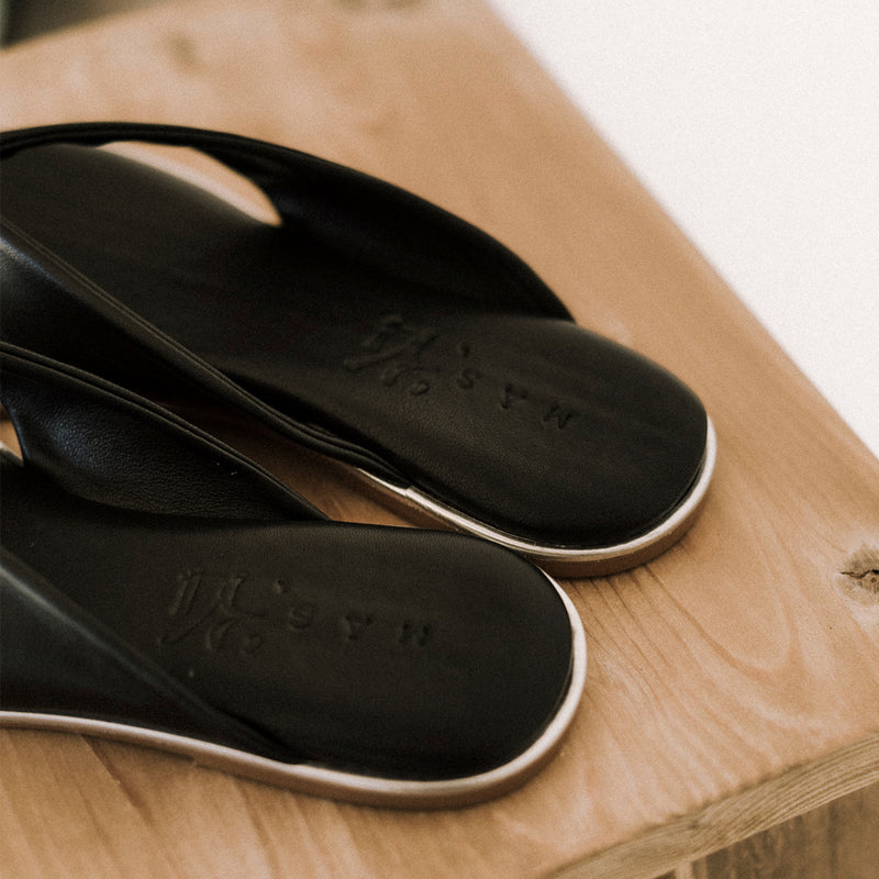Sandalia plana con suela de gel que se amolda al pie muy cómoda perfecta para llevar todo el día en piel color negra