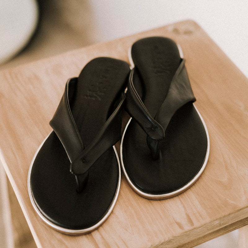 Sandalias estilo havaiana en piel muy suave y acolchada color negra