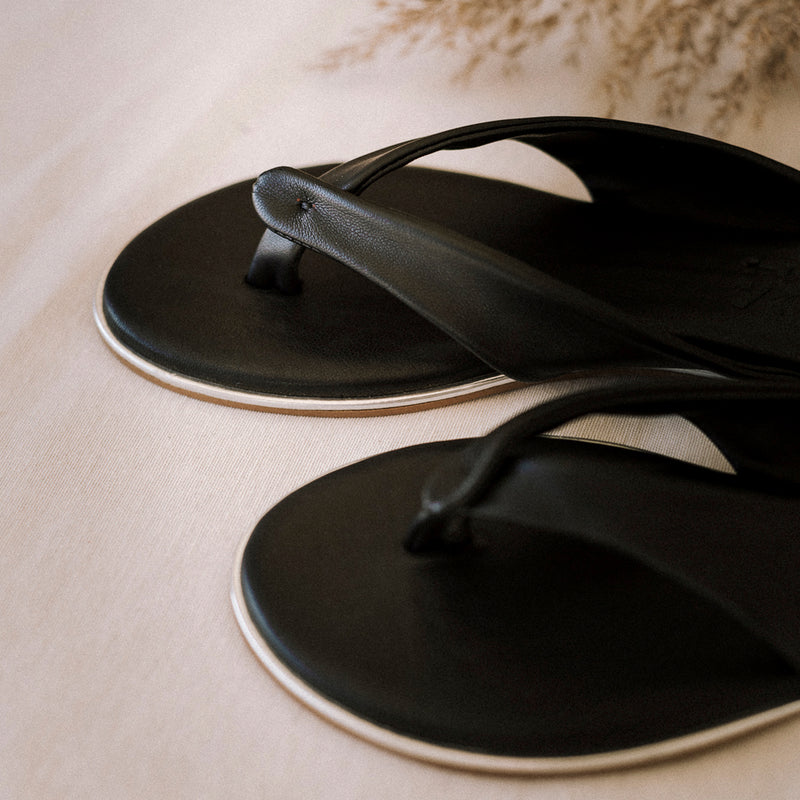 Sandalias planas muy cómodas para mujer con suela especial de gel que amortigua la pisada en piel color negra