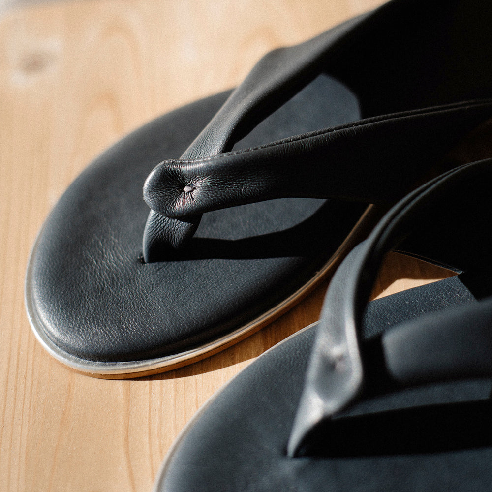 Sandalia plana mujer estilo flip flops en piel muy suave y acolchada color petroleo