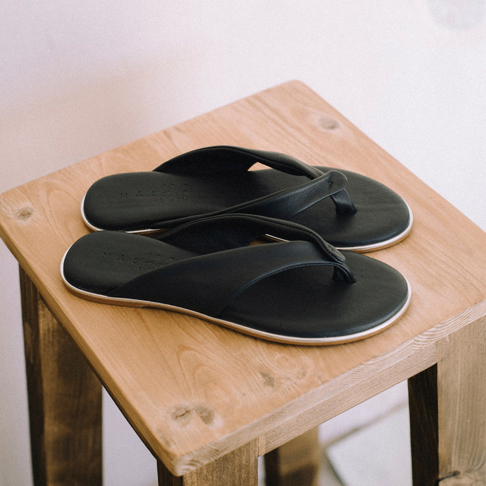 Sandalias planas muy cómodas para mujer con suela especial de gel que amortigua la pisada en piel color petroleo