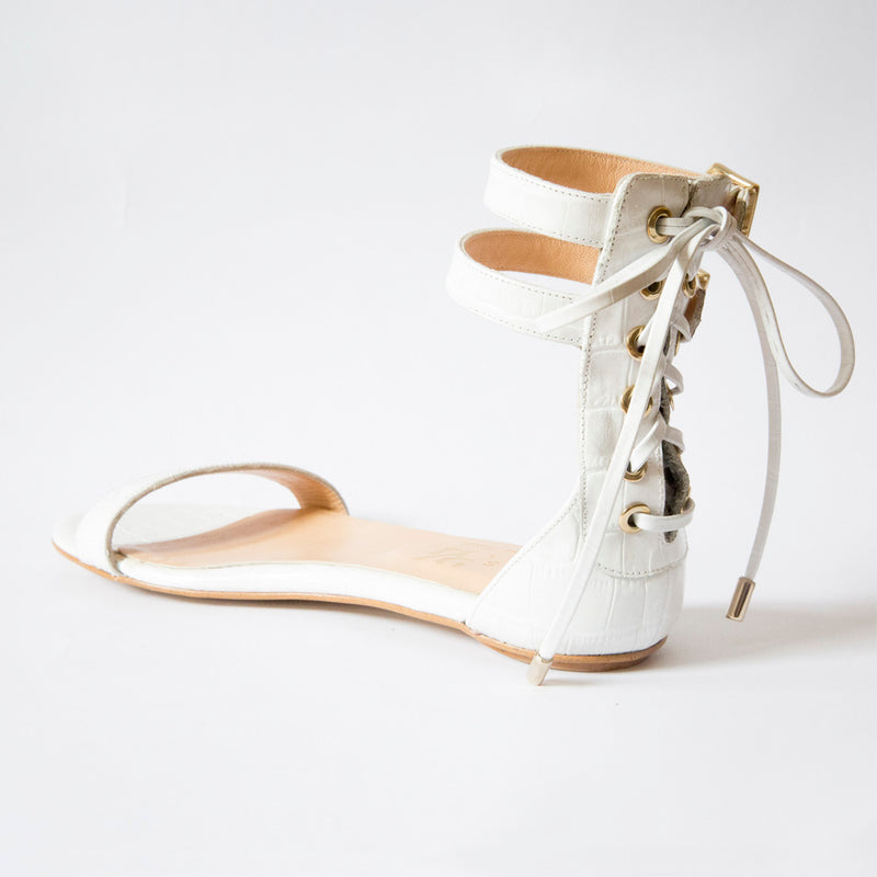 Sandalia plana mujer para tobillos anchos en color blanco 