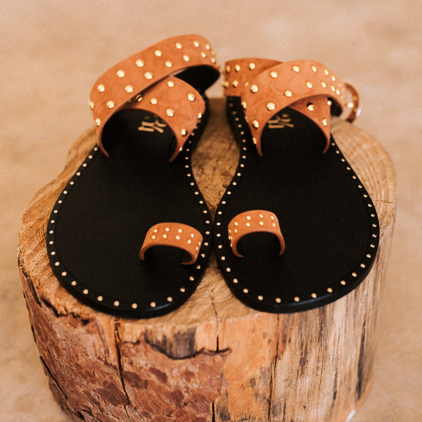 Sandalias planas de mujer cómodas y elegantes en ante color coñac