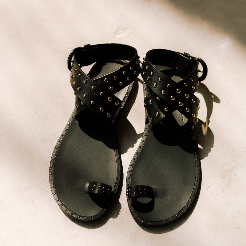 Sandalias planas con tachuelas en piel negra