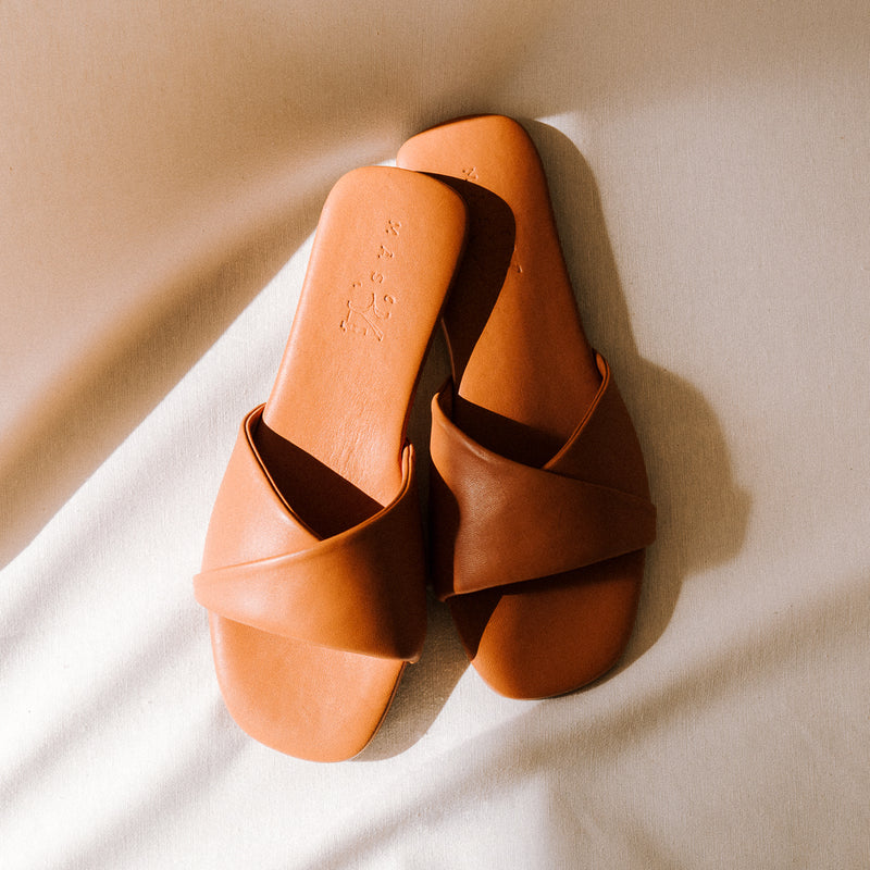 Sandalias planas fondo de armario ideal clásicas, elegantes y combinan con todo en piel camel