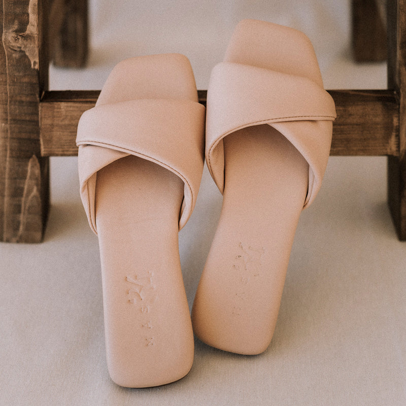 Sandalia plana estilo pala con piel muy suave y acolchada que se adapta al pie en color beige nude